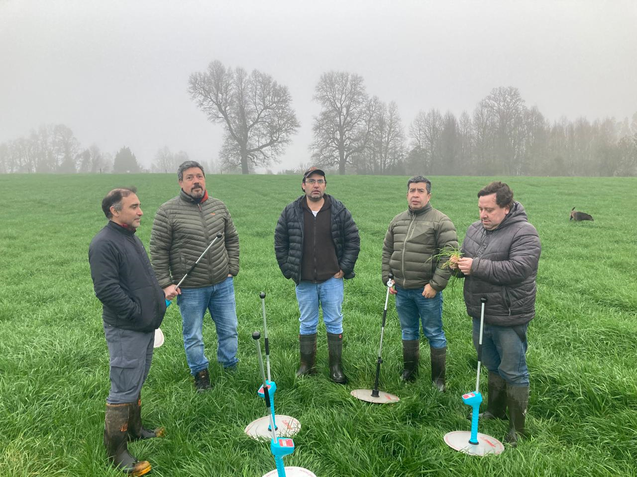 Asesor técnico en terreno con agricultor